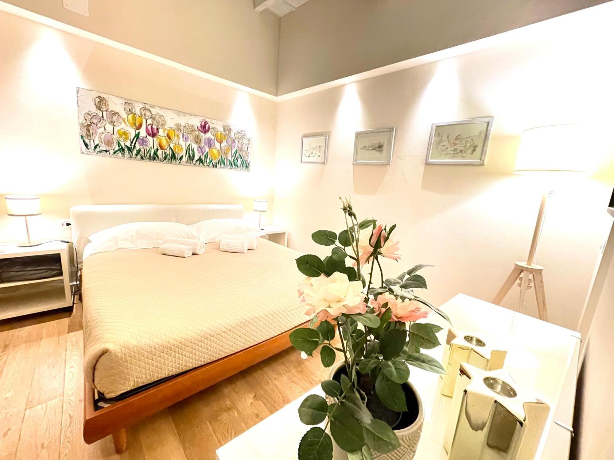 Cozy Santa Maria Novella Uffizi Duomo 2beds-2baths * Florencia