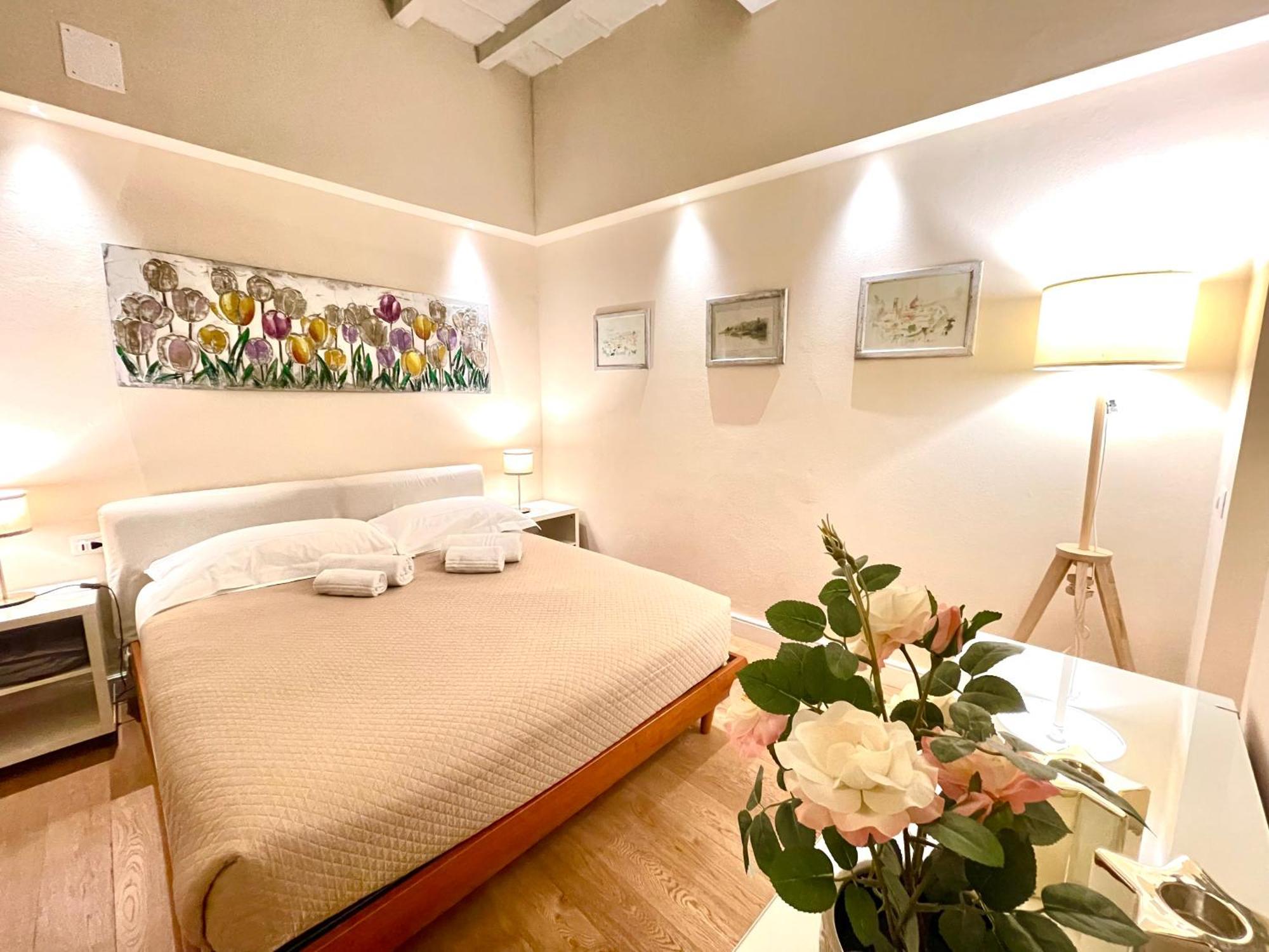 Cozy Santa Maria Novella Uffizi Duomo 2beds-2baths * Florencia